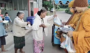 หลวงพ่อถึงกับสะดุ้ง!เลาะเขาบิณฑบาตโปรดญาติโยมฝ่าอากาศหนาวเย็น