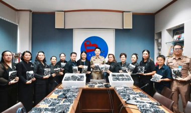 กลุ่มพัฒนาสตรีเมืองพัทยา ประดิษฐ์ริบบิ้นน้อมอาลัย 1 แสนชิ้น มอบเมืองพัทยาแจกงานพลุนานาชาติ 2568