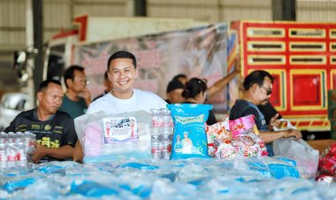 อดีต สส.(เต๋า)พร้อมทีมงานเร่งแพ็คถุงยังชีพ 3,500 ชุด บรรเทาทุกข์ชาวสามโคกปทุมธานี