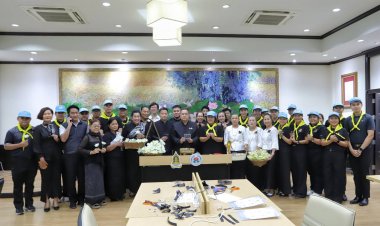 ผู้ว่าฯปทุมธานีชวนจิตอาสาทำริบบิ้นแสดงความอาลัยพระพันปีหลวง