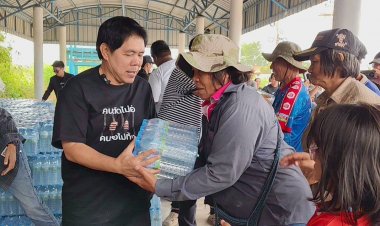 "เสี่ยก่อง- อัณณพ อารีย์วงศ์สกุล"เจ้าของตลาดน้ำอโยธยา มอบน้ำดื่มซับน้ำตาผู้ประสบภัยชาวอยุธยา