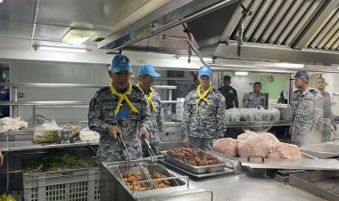 ร.ล. จักรีนฤเบศร เปิดโรงครัวพระราชทานลอยน้ำ ปรุงอาหาร 3,000 ชุด ส่ง‘ฮ.’ช่วย สงขลา