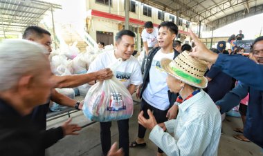 อดีตสส.”ศุภชัย” ขับรถลุยแจกถุงยังชีพช่วยเหลือบรรเทาทุกข์ชาวสามโคกปทุมฯฝั่งตะวันออก