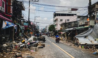 ย่านเศรษฐกิจหาดใหญ่พังพินาศหลังน้ำลดขยะเกลื่อน-รถจมน้ำจอดเสียทั้งเมือง