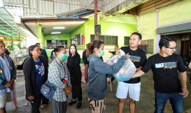 "เต๋า-ศุภชัย"ลุยแจกถุงยังชีพต่อเนื่อง บรรเทาทุกข์ชาวสามโคก หลังแช่น้ำนานกว่า 3 เดือน