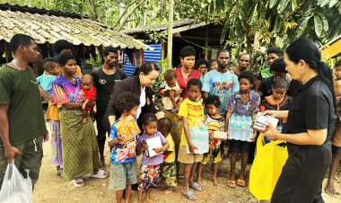 ฝนตกหนักชาวมันนิไม่ทนต้องอพยพครอบครัวลงมาจากเทือกเขาบรรทัด เพื่อคามปลอดภัย