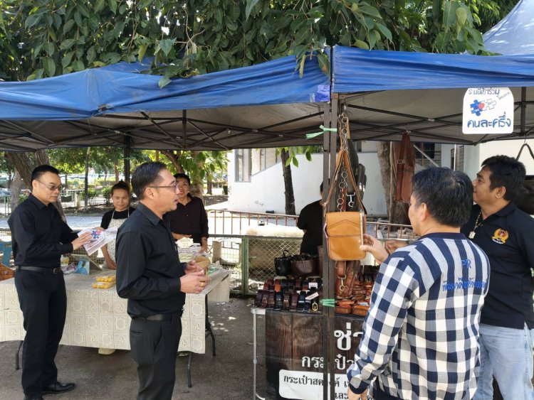 พัฒนาการปทุมฯ ลงพื้นที่ ตลาดไทยช่วยไทย คนไทยยิ้มได้ ชวนร่วม"คนละครึ่งพลัส"