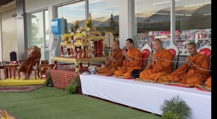 ชาวศรีสะเกษพร้อมใจทำบุญอุทิศส่วนบุญส่วนกุศลที่ร้านสะดวกซื้อ 7 ภายในปั๊มน้ำมัน ปตท. บ้านผือเหยื่อกระสุ่นเขมร