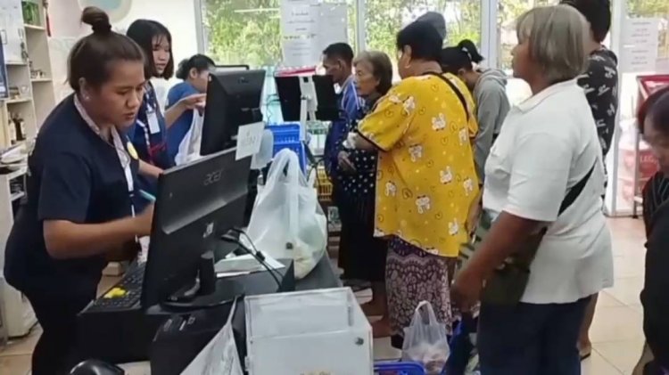 ผู้ถือบัตรสวัสดิการแห่งรัฐแห่สแกนซื้อสินค้าอุปโภคบริโภคจุนเจือครับครัว