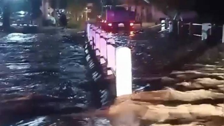 ฝนถล่มน้ำป่าไหลหลากทะลักท่วมคอสะพานอำเภอบ้านไร่ฉับพลัน