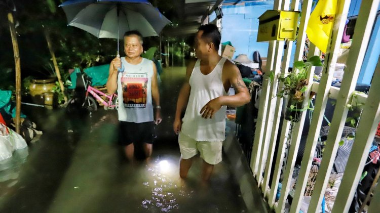 ฝนถล่มปทุมธานีนายกสวนพริกไทยลุยฝนตั้งเครื่องสูบน้ำเร่งช่วยชาวบ้าน
