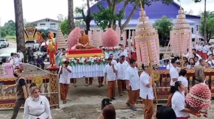 ทั่วสารทิศ!!ร่วมบุญงานกฐิน แห่เจ้าอาวาสองค์เก่า วนรอบโบสถ์ ยอดบุญกว่า 3 ล้าน