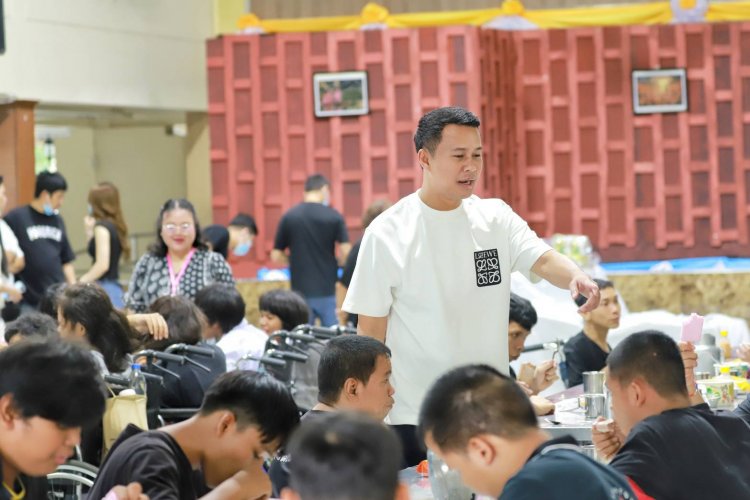 อดีต(สส.เต๋า)ปทุมธานี นำทีมเลี้ยงอาหารเด็กพิการบ้านนนทภูมิ ถวายเป็นพระราชกุศล "พระพันปีหลวง"