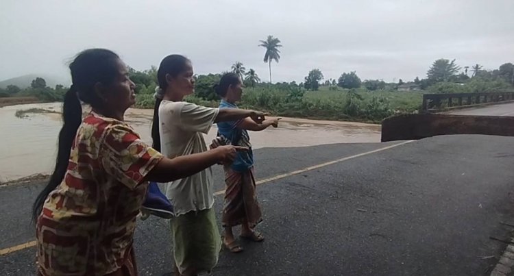 "สส.ชาดา"รุดช่วยคุณตาติดน้ำท่วมบ้านเรือนอำเภอลานสักออกไม่ได้