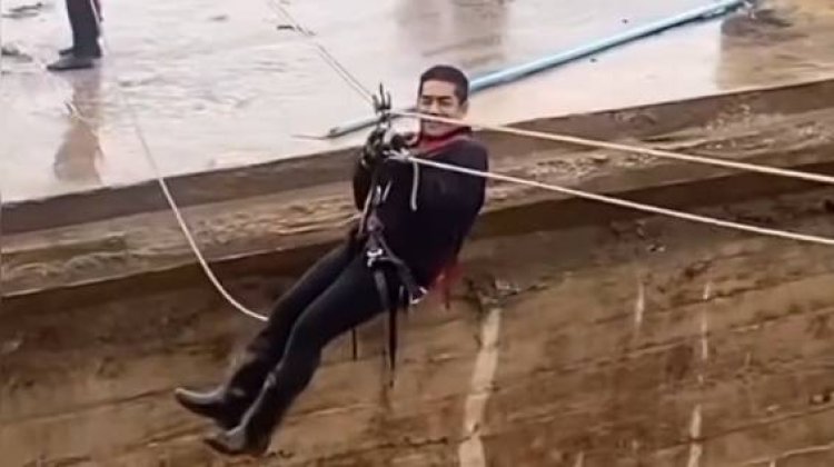 นายกอบต.-สจ.อุทัยธานี ลงมือเองโหนสลิงฝ่ากลางน้ำ ช่วยเหลือผู้ประสบภัย