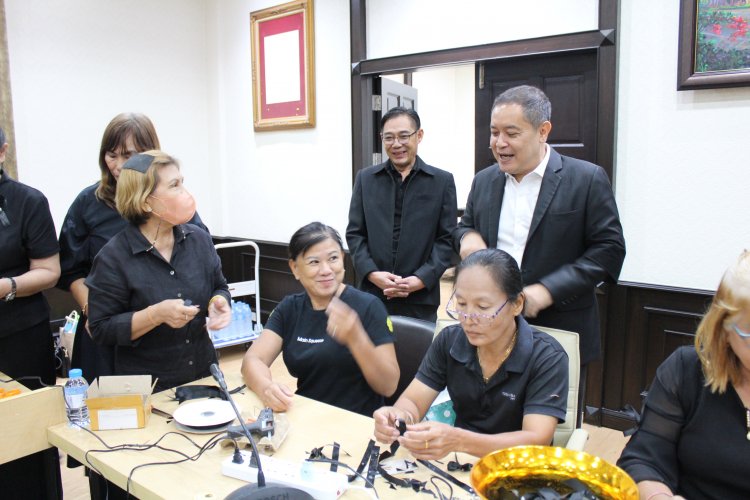 "ผู้ว่าปทุมฯ" ร่วมให้กำลังใจจิตอาสาทำริบบิ้นไว้อาลัยแด่สมเด็จพระพันปีหลวง