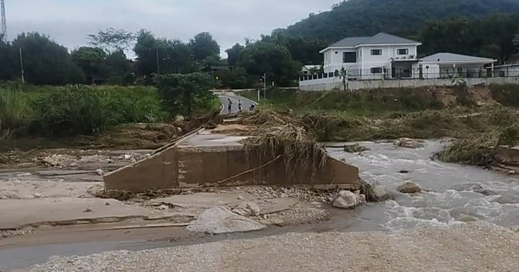 เปิดวินาทีชีวิต!สาวใหญ่ส่งพัสดุ!!ขับจยย.ฝ่าน้ำป่าซัดสะพานขาดจมดิ่งลงคลอง