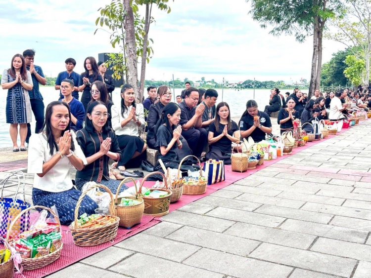 ศรีสะเกษสืบสานประเพณี นุ่งผ้าไทยใส่บาตร ทำความดีวิถีพอเพียง