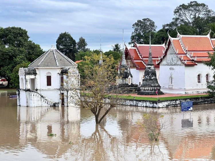 ฝนตกหนักแม่น้ำสะแกกรังเอ่อล้นท่วมวัดโบราณ-ชุมชน เดือดร้อนหนัก