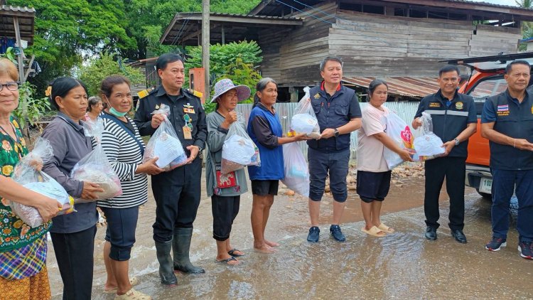 “สส.ปั้น” นำถุงยังชีพ "มูลนิธิธรรมนัส พรหมเผ่า" ลุยช่วยเหลือผู้ประสบอุทกภัย