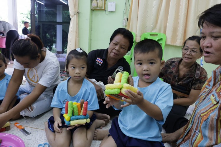 ศูนย์พัฒนาเด็กเล็ก อบต.นาฝาย นำเด็กฝึกทำกระทงใบตอง ลดค่าใช้จ่ายวันลอยกระทง