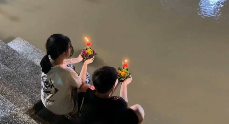 ชาวอุทัยธานีแห่ลอยกระทงอาลัยสมเด็จพระพันปีหลวง