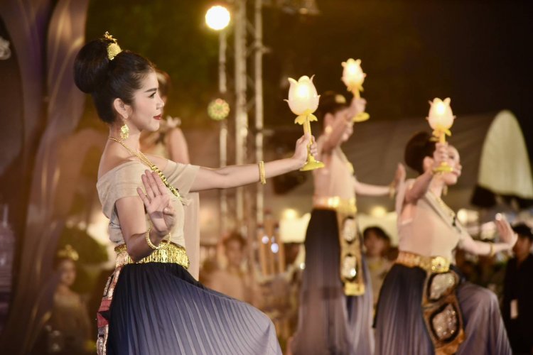 "บวรศักดิ์" รองนายก เปิดงาน "ลอยกระทง ไท ไทย คารวาลัย พระแม่ของแผ่นดิน"