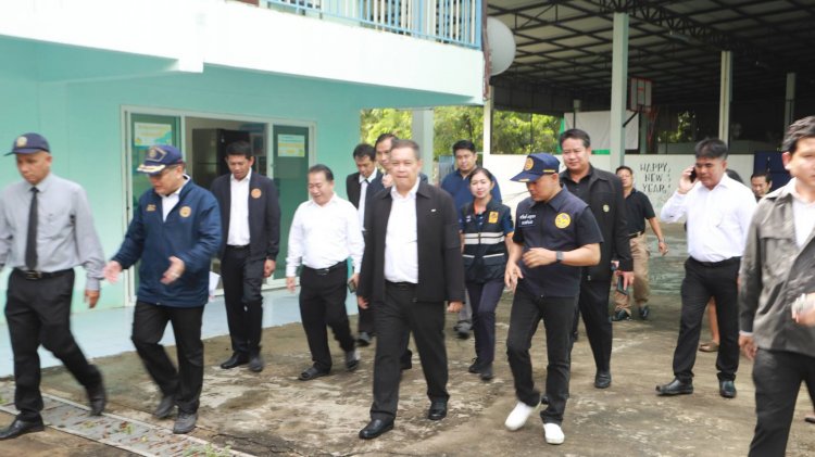 ผู้ว่าฯปทุมธานีรุดดูจุดน้ำทะลุถนนเข้าท่วมบ้านเรือนประชาชนกลางดึก