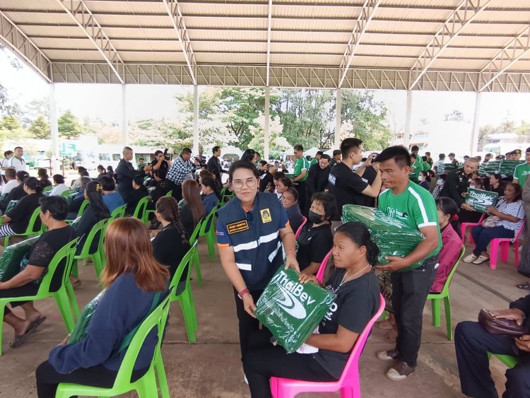 ปภ.อำนาจเจริญมอบผ้าห่มกันหนาวจากบริษัทไทยเบฟฯให้ประชนชาวอำเภอพนา