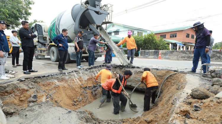 กรมทางหลวงเร่งอุดรอยรั่วหน้าโรงเรียนวัดเมตารางค์ สามโคก หลังน้ำทะลักเข้าท่วม