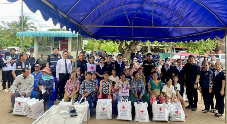 รรท.ผวจ.ตาก-ผช.รมต.-นายก.อบจ.ตาก-กาชาด ลงพื้นที่เยี่ยมให้กำลังใจผู้ประสบภัยบ้านตาก