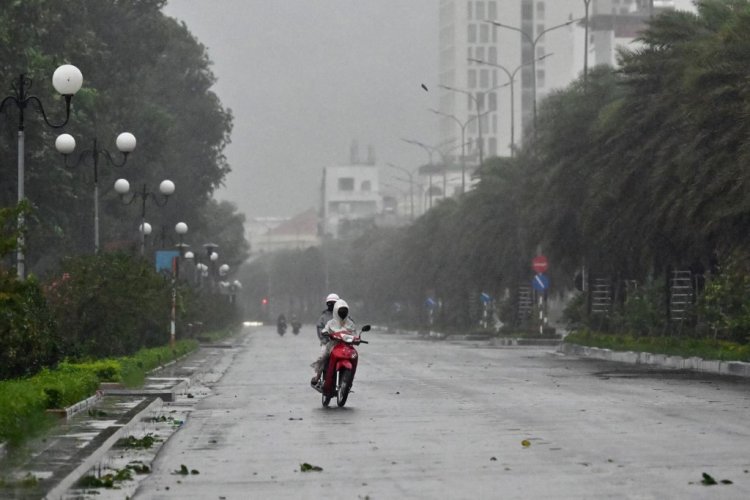 พายุไต้ฝุ่น "คัลแมกี" ถล่มเวียดนาม อพยพกว่า 5 แสนคน ปิดสนามบิน 6 แห่ง