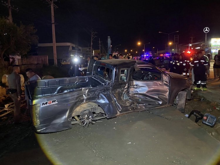 สลด!กระบะซิ่งพุ่งชนจยย.-รถจอดข้างทาง-คนงานก่อสร้างถนน ตาย 3 เจ็บ 7