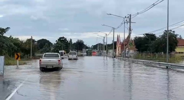 ชาวอุทัยธานีผวาเจ้าพระยาหนุนสูงเอ่อท่วมถนนหวั่นท่วมซ้ำรอยเขตชุมชนเมือง