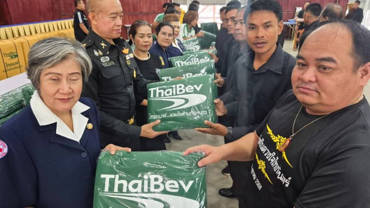ปภ.อำนาจเจริญมอบผ้าห่มกันหนาวจากบริษัทไทยเบฟฯให้กับประชาชนอำเภอปทุมราชวาศา