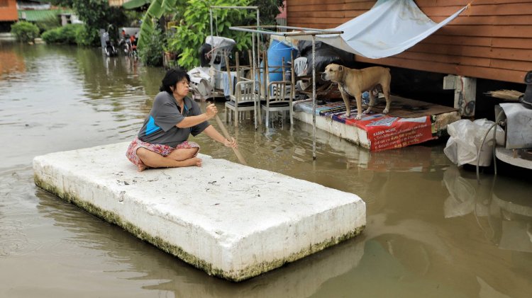 “ชุมชนหน้าวัดบางหลวง”ขอบคุณนายกแจ๊สแจกแพโฟมใช้เดินทางเข้าออกบ้านหลังจมบาดาลนาน3เดือน