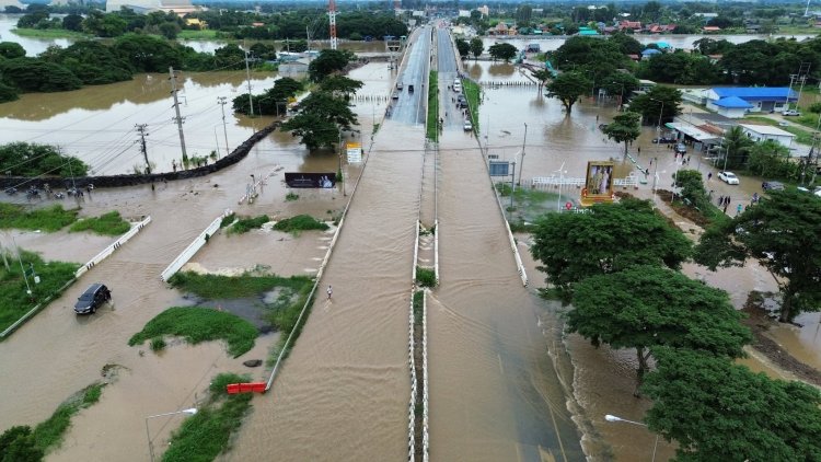 พนังป่าโมกแตก! น้ำเจ้าพระยาทะลักท่วมตลาดสูงกว่า 1 ม. รถจม–จราจรอัมพาต