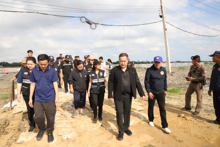 ผู้ว่าฯ ปทุมธานี ห่วงผู้ประสบภัยน้ำท่วมลุยเยี่ยม-มอบถุงยังชีพผู้ป่วยติดเตียง