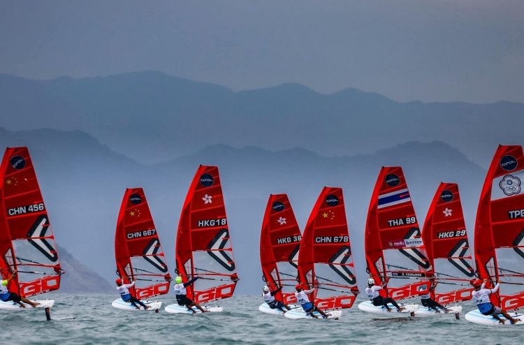 ไทยเซ็ง พายุถล่มโต้คลื่นที่จีน ต้องยุติการแข่งขัน