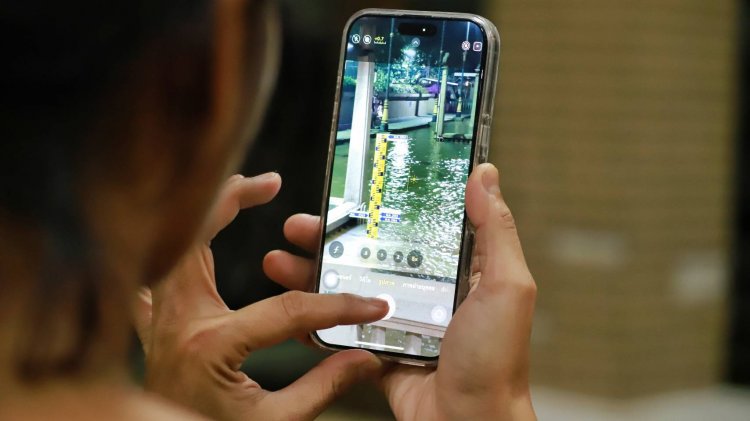 คนปทุมฯผวาแห่เช็กระดับน้ำสวนเทพปทุม หลังได้รับ sms เตือนจาก ปภ.