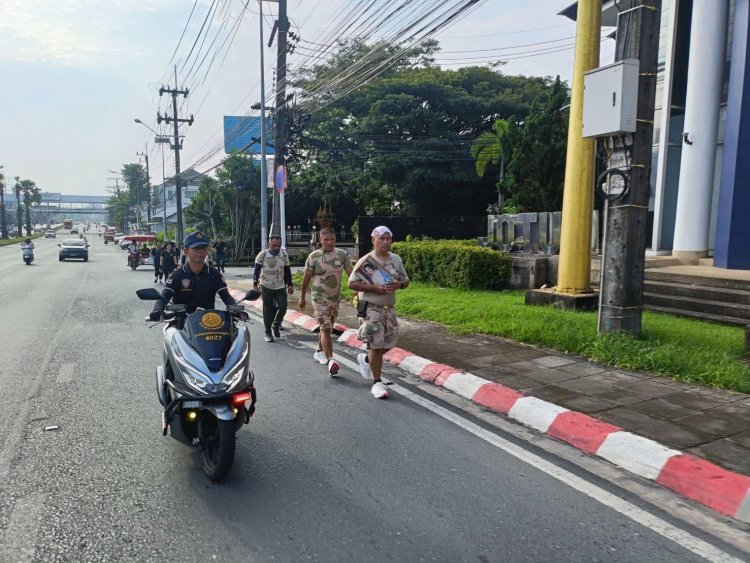 สมาชิกกองอาสารักษาดินแดนจังหวัดภูเก็ต เดินเท้าถวายบังคมพระบรมศพ “แม่หลวงของแผ่นดิน”