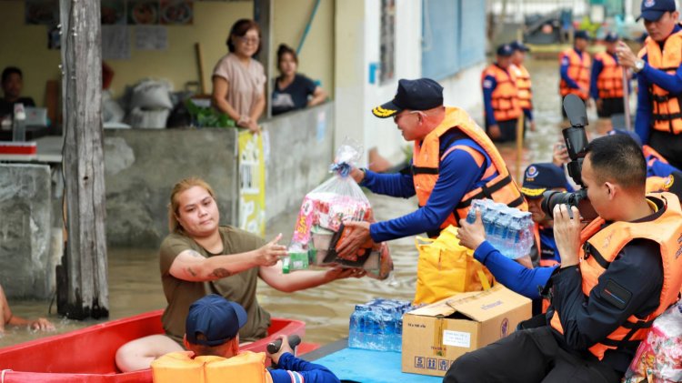 ผบ.ทสส.ลุยน้ำมอบถุงยังชีพ-เปิดครัวสนามแจกข้าวกล่องผู้ประสบอุทกภัยสามโคก