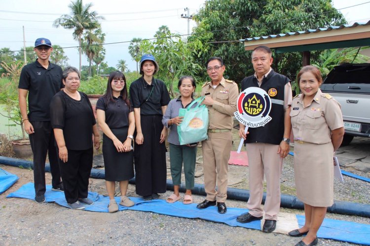 พช.ปทุมธานี ห่วงใยชาวบ้านลุย มอบสิ่งของช่วยเหลือผู้ประสบอุทกภัย