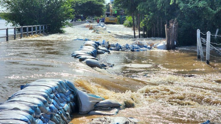 สิงห์บุรีอ่วม!คันกั้นน้ำแม่น้ำเจ้าพระยาพังทะลักท่วม 300 หลังคาเรือน