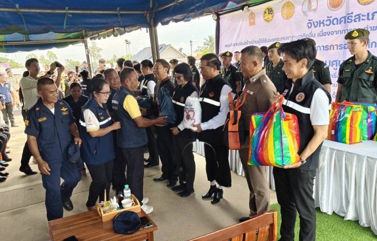 ศรีสะเกษ จัดกิจกรรม Fix it - จิตอาสา มอบถุงยังชีพชาวต.เสาธงชัยที่ได้รับผลกระทบจากชายแดนไทย-เขมร