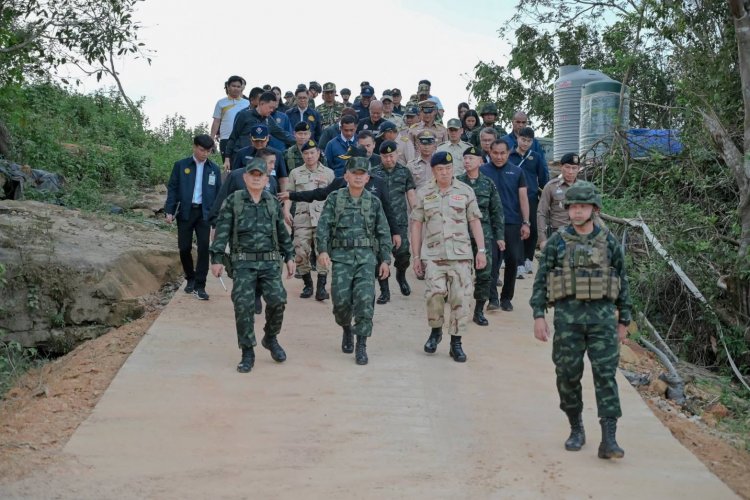 นายกรัฐมนตรีตรวจเยี่ยมให้กำลังใจทหารแนวชายแดนไทย–กัมพูชา ย้ำ “อธิปไตยไทยละเมิดไม่ได้”