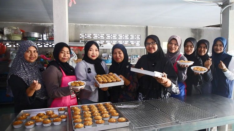 กลุ่มแม่บ้านสวนโอนพัฒนาแปรรูปผลไม้สู่ขนมเค้กแบรนด์ "สบายยอ เบคเฮ้า"สร้างรายได้ชุมชน