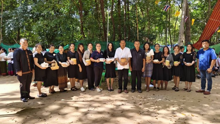 สร้างอานิสงส์ผลบุญครั้งใหญ่ ด้วยการตักบาตร-ถวายภัตตาหาร- น้ำปานะพระสงฆ์ "ปริวาสกรรม"ที่พักสงฆ์ป่าโนนแดง