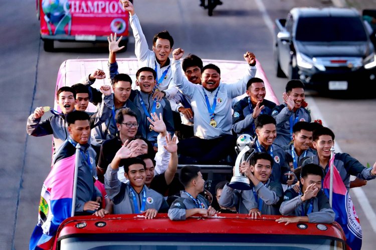 สร้างชื่อกระหึ่ม ชาวชัยนาท ร่วมแห่ฉลองแชมป์บอลให้ร.ร.อบจ.ชัยนาท