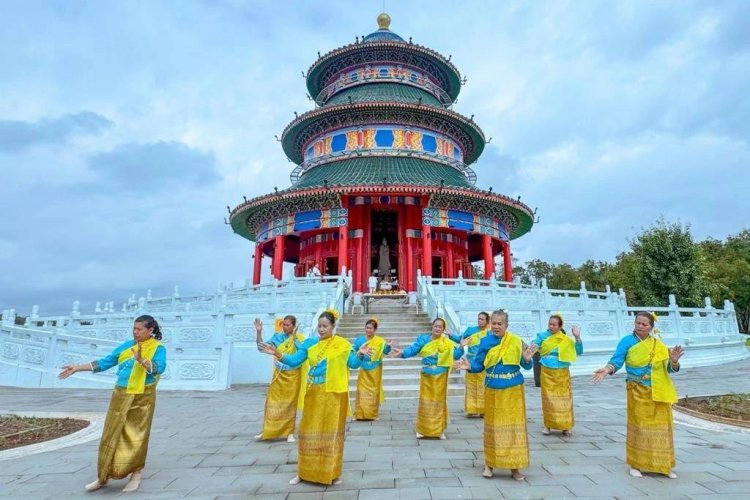 อลังการ! นางรำ 2 คณะรำถวายพระโพธิสัตว์กวนอิมเพื่อเสริมสิริมงคล